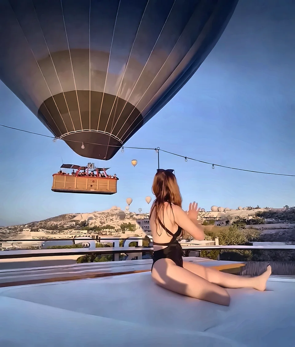 Çatının hemen üstünden geçen balon