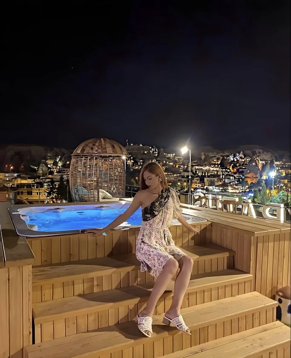 Gece çatı jakuzisi