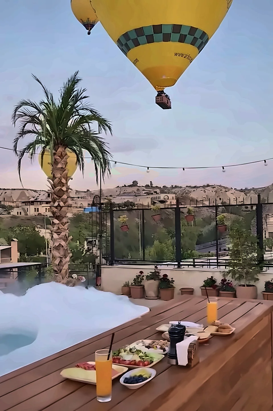 Jakuzi başında balonlu kahvaltı