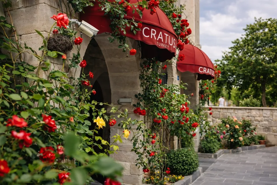 Entrée de l’hôtel encadrée de roses