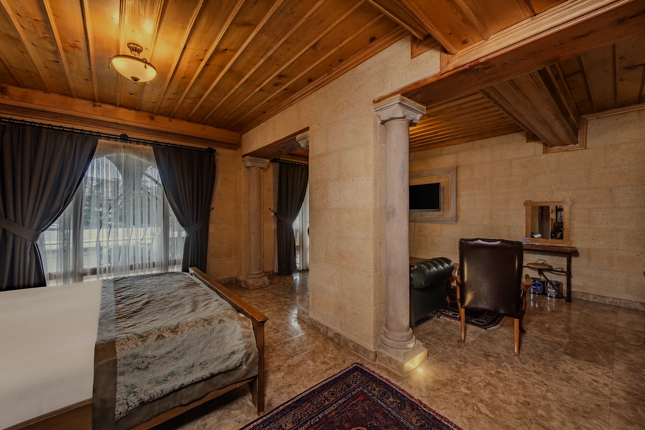 Ahşap tavanlı taş oda
